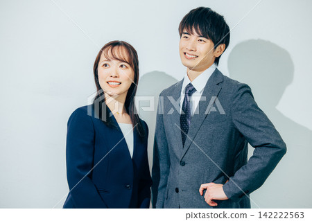 並排站立的衣服的男人和婦女 142222563