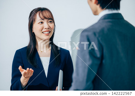 男女討論商業 142222567
