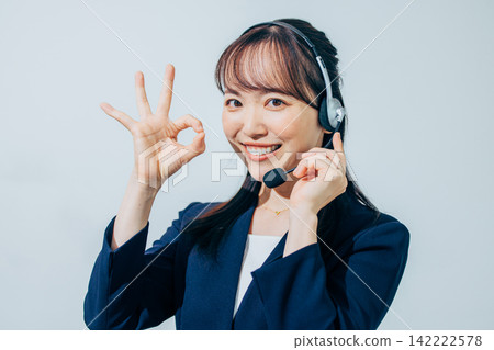 戴著耳機的女操作員。 142222578