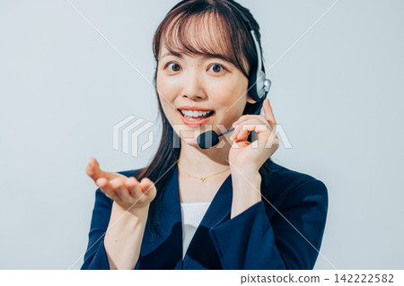 戴著耳機的女操作員。 142222582