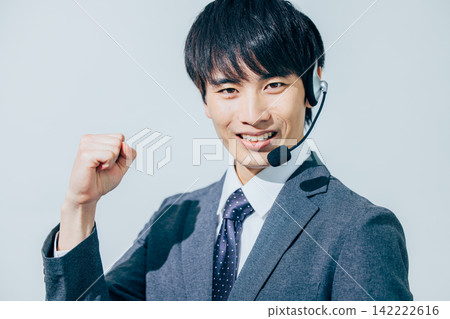 一名身穿西裝、戴著耳機的男子。 142222616