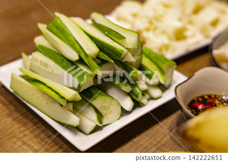 綠色食材:餐碗中盛裝的高品質新鮮食材,包括綠葉蔬菜、小黃瓜辣椒醬等。 綠色食材:餐碗中盛裝的高品質新鮮食材,包括綠葉蔬菜、小黃瓜辣椒醬等。 142222651