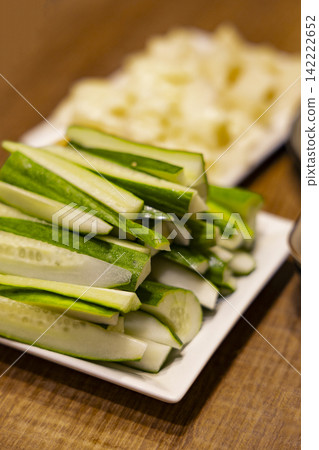 綠色食材:餐碗中盛裝的高品質新鮮食材,包括綠葉蔬菜、小黃瓜辣椒醬等。 綠色食材:餐碗中盛裝的高品質新鮮食材,包括綠葉蔬菜、小黃瓜辣椒醬等。 142222652