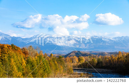 北海道美瑛町的秋色清新宜人，美瑛川穿城而過，秋葉紛飛，十勝山脈巍峨聳立。 142222768