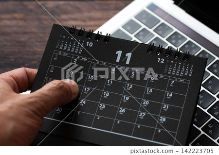 十一月的黑色日曆和電腦 十一月的黑色日曆和電腦 142223705
