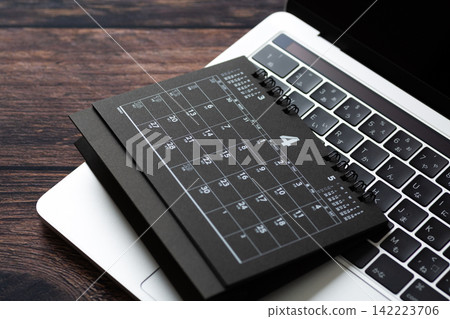四月的黑色日曆和電腦 四月的黑色日曆和電腦 142223706