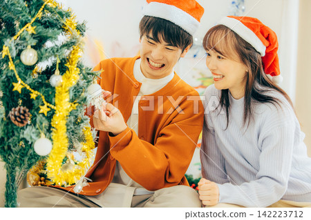 Couple decorating Christmas Couple decorating Christmas 142223712