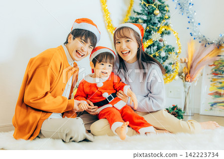 父母和孩子們享受聖誕晚會 142223734