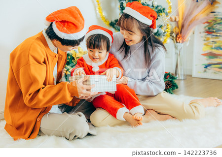 父母和孩子們正在舉辦聖誕派對 142223736