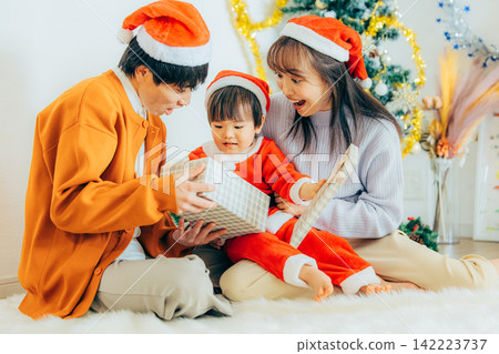父母和孩子們正在舉辦聖誕派對 142223737