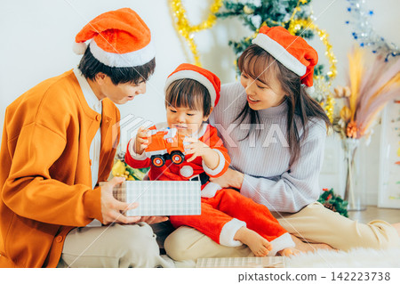 父母和孩子們正在舉辦聖誕派對 142223738