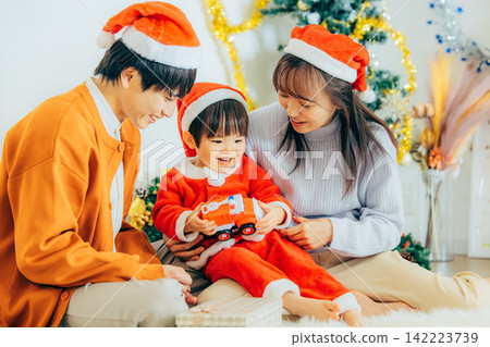 父母和孩子們正在舉辦聖誕派對 142223739