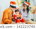 父母和孩子們正在舉辦聖誕派對 142223740