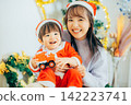 父母和孩子們正在舉辦聖誕派對 142223741