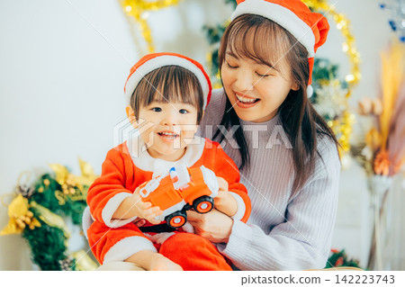 父母和孩子們正在舉辦聖誕派對 142223743