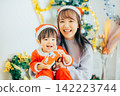 父母和孩子們正在舉辦聖誕派對 142223744