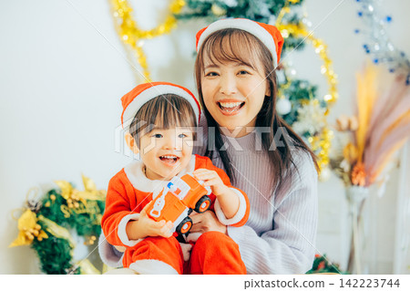父母和孩子們正在舉辦聖誕派對 142223744