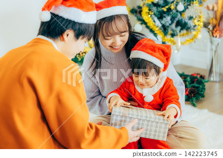 父母和孩子們正在舉辦聖誕派對 142223745