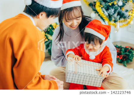 父母和孩子們正在舉辦聖誕派對 142223746