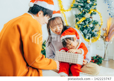 父母和孩子們正在舉辦聖誕派對 142223747