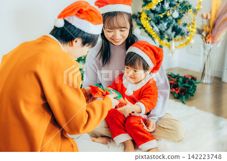 父母和孩子們正在舉辦聖誕派對 142223748