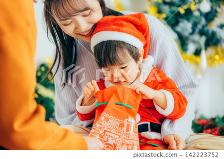 父母和孩子們正在舉辦聖誕派對 142223752
