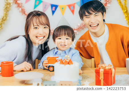 家庭慶祝生日 142223753