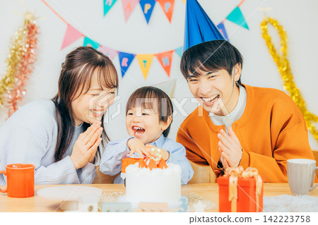 家庭慶祝生日 142223758