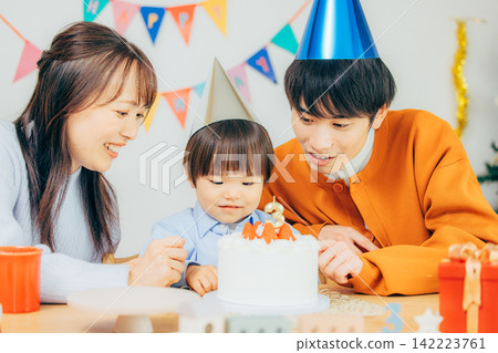 家庭慶祝生日 142223761