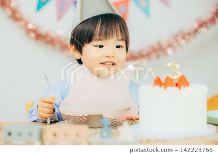 男孩很喜歡他的生日蛋糕。 142223766