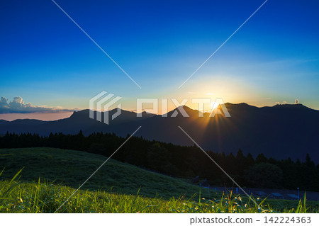 金色的夕陽在山腳下閃耀著光芒,索尼高原,35毫米膠片,上方留有空白,橫向構圖,太陽略偏右,適合網絡使用。 金色的夕陽在山腳下閃耀著光芒,索尼高原,35毫米膠片,上方留有空白,橫向構圖,太陽略偏右,適合網絡使用。 142224363