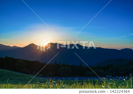 索尼高原的夕陽將山坡染成金色。 35毫米膠片。上方留有空白區域。橫幅構圖，太陽略偏左側。適用於網路。 142224364