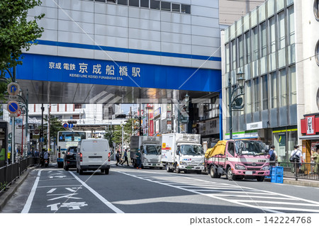 千葉縣船橋市的城市景觀：京成船橋站及車站前的街道景觀。 142224768