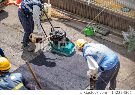 Asphalt paving, paving work, surface work, smoothing, compaction, plate compactor, vibratory compactor Asphalt paving, paving work, surface work, smoothing, compaction, plate compactor, vibratory compactor 142224805