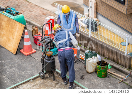 Asphalt paving, paving work, prime coat, hand sprayer, asphalt emulsion can Asphalt paving, paving work, prime coat, hand sprayer, asphalt emulsion can 142224810