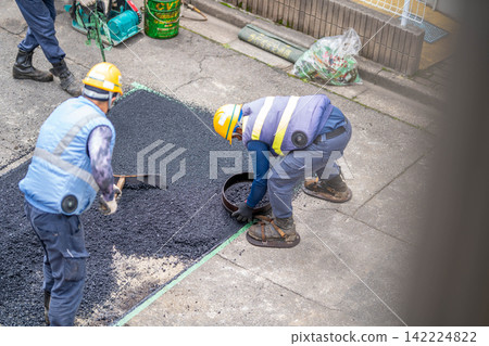 Asphalt paving, paving work, asphalt mixture spreading and leveling, paving rake, surface work, surface finishing with a sieve to ensure uniform particle size. Asphalt paving, paving work, asphalt mixture spreading and leveling, paving rake, surface work, surface finishing with a sieve to ensure uniform particle size. 142224822