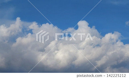 漂浮在藍天上的雲彩 漂浮在藍天上的雲彩 142225212
