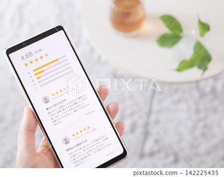Photos of customer reviews and product reviews displayed on a smartphone (smartphone screen images are original creations). Photos of customer reviews and product reviews displayed on a smartphone (smartphone screen images are original creations). 142225435