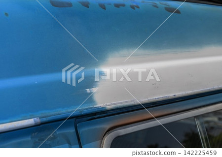 車上的鏽跡和刮痕 舊車生鏽的鐵板 車上的鏽跡和刮痕 舊車生鏽的鐵板 142225459