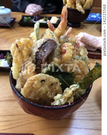 午餐吃了一大碗天婦羅蓋飯。 142225568