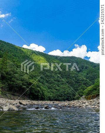 藍天和清新的綠谷 藍天和清新的綠谷 142225571