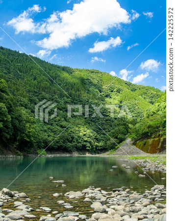 山谷綠意盎然,藍天白雲。 山谷綠意盎然,藍天白雲。 142225572