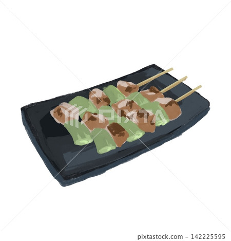 雞肉蔥串，盛於黑色盤子中 142225595