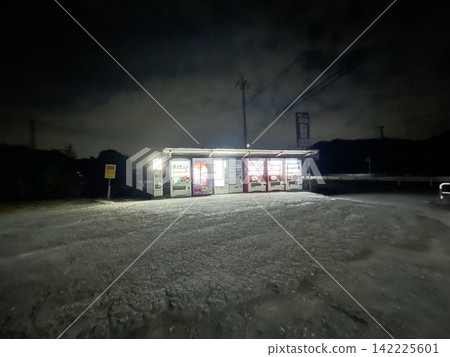 A vending machine that lights up the darkness of night A vending machine that lights up the darkness of night 142225601