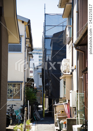 一個設計巧妙的後巷建築工地。 一個設計巧妙的後巷建築工地。 142225817