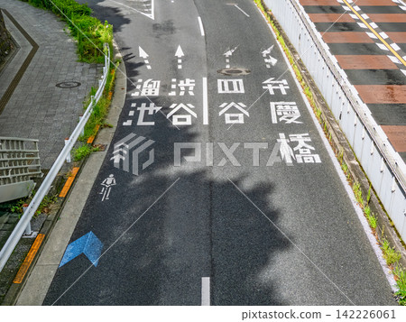 道路標線和自行車導航線指示溜池、澀谷、四谷和弁慶橋。 道路標線和自行車導航線指示溜池、澀谷、四谷和弁慶橋。 142226061