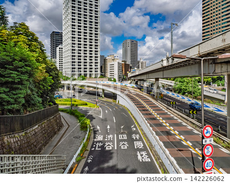 東京的城市景觀,圖中顯示了高架道路和道路標線。 東京的城市景觀,圖中顯示了高架道路和道路標線。 142226062