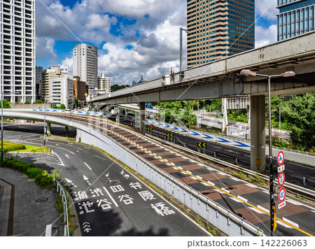 東京的都市基礎建設:高架道路和彎道交會之處。 東京的都市基礎建設:高架道路和彎道交會之處。 142226063