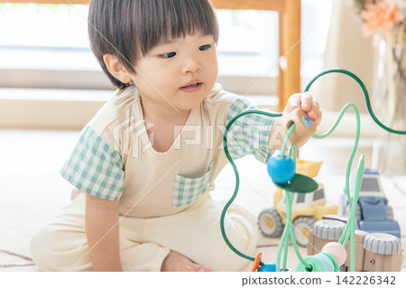 嬰兒玩玩具 142226342