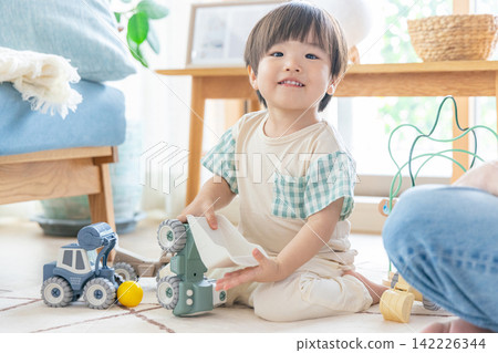 嬰兒玩玩具 142226344